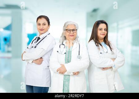 Team di donne indiane medici in piedi in ospedale, concetto di assistenza sanitaria. Foto Stock