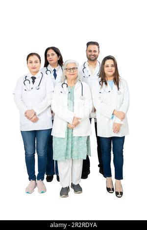 Team di medici indiani in piedi isolati su sfondo bianco, concetto di assistenza sanitaria. Foto Stock