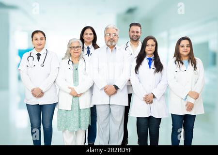 Team di medici indiani in piedi in ospedale, concetto di assistenza sanitaria. Foto Stock