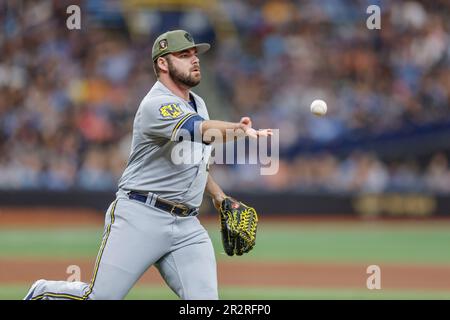 St Petersburg, FL USA; Bryse Wilson (46), la brocca di rilievo dei Milwaukee Brewers, si accorge di nuovo alla prima base per l'uscita durante una partita della MLB Foto Stock