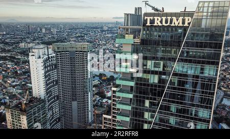 Vista aerea della Trump Tower & Gramercy Residences, gli edifici alti più alti delle Filippine, lo skyline dei grattacieli Makati, Metro Manila, Sud-est asiatico Foto Stock