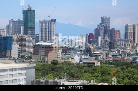 Skyline di Manila visto dall'edificio della città di Makati durante il blocco covid-19, navi da crociera bloccate nella baia di Manila, Mount Mariveles, paesaggio urbano delle Filippine Foto Stock