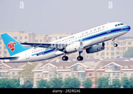 Dalian. 23rd Ott 2019. Questa foto scattata il 23 ottobre 2019 mostra un aereo di China Southern Airlines che decolora dall'aeroporto internazionale Zhoushuizi a Dalian, nella provincia di Liaoning della Cina nord-orientale. PER ANDARE CON 'China Southern Airlines riprende la rotta di volo Dalian-Nagoya' credito: Wang Youmian/Xinhua/Alamy Live News Foto Stock