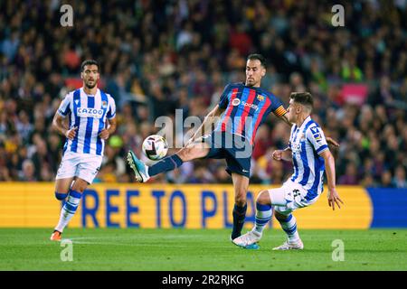 Barcellona, Spagna. 20th maggio, 2023. Sergio Busquets (C) di Barcellona compete durante la partita di calcio spagnola la Liga tra il FC Barcelona e la Real Sociedad a Barcellona, in Spagna, il 20 maggio 2023. Credit: Joan Gosa/Xinhua/Alamy Live News Foto Stock