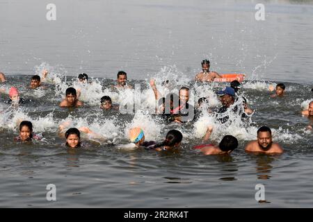 Prayagraj. 20th maggio, 2023. La gente si raffredda nel fiume Yamuna nel distretto di Prayagraj dello stato settentrionale dell'India di Utttar Pradesh 20 maggio 2023. Credit: Str/Xinhua/Alamy Live News Foto Stock