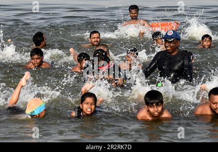 Prayagraj. 20th maggio, 2023. La gente si raffredda nel fiume Yamuna nel distretto di Prayagraj dello stato settentrionale dell'India di Utttar Pradesh 20 maggio 2023. Credit: Str/Xinhua/Alamy Live News Foto Stock