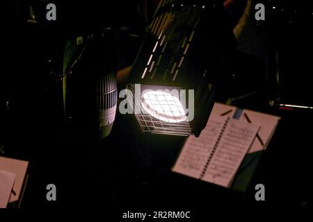 Immagine di un riflettore teatrale che splende sul palco del teatro Foto Stock