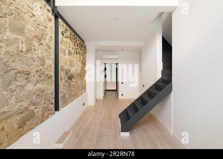Mix di architettura nuova e vecchia di Barcellona. Appartamento ristrutturato con antiche mura restaurate lasciate dai vecchi edifici della città. Interno di vuoto Foto Stock