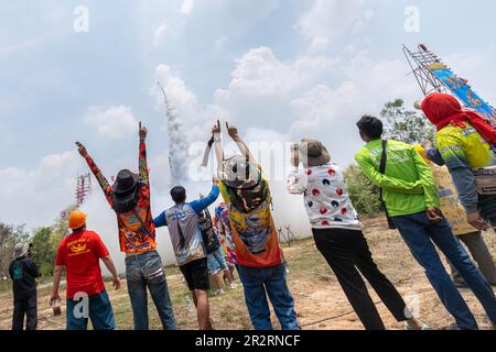 Yasothon, Yasothon, Thailandia. 21st maggio, 2023. I partecipanti al festival guardano come un razzo di classe sen fatto in casa vola in aria in un campo a Yasothon, Thailandia durante l'annuale festival del razzo Issan. Il festival culmina con il lancio di decine di grandi razzi fatti in casa, che si crede in tempi passati per accelerare l'arrivo della stagione delle piogge. La città di Yasothon è nota per il più grande festival fai Bang Bang, con piccoli eventi che si svolgono in tutta la Thailandia nord-orientale. (Credit Image: © Adryel Talamantes/ZUMA Press Wire) SOLO PER USO EDITORIALE! Non per USO commerciale! Foto Stock