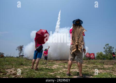 Yasothon, Yasothon, Thailandia. 21st maggio, 2023. I partecipanti al festival guardano come un razzo di classe sen fatto in casa vola in aria in un campo a Yasothon, Thailandia durante l'annuale festival del razzo Issan. Il festival culmina con il lancio di decine di grandi razzi fatti in casa, che si crede in tempi passati per accelerare l'arrivo della stagione delle piogge. La città di Yasothon è nota per il più grande festival fai Bang Bang, con piccoli eventi che si svolgono in tutta la Thailandia nord-orientale. (Credit Image: © Adryel Talamantes/ZUMA Press Wire) SOLO PER USO EDITORIALE! Non per USO commerciale! Foto Stock