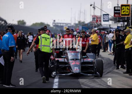 Indianapolis, Stati Uniti. 20th maggio, 2023. L'equipaggio di Christian Lundgaard spinge la sua vettura a pit row per un tentativo di qualificarsi per la 2023 Indy 500 all'Indianapolis Motor Speedway di Indianapolis. Credit: SOPA Images Limited/Alamy Live News Foto Stock