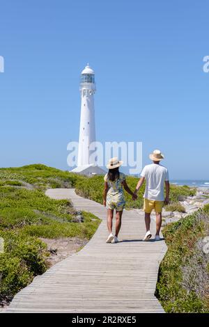 Coppia uomini e donne in visita al faro di Slangkop Kommetjie Città del Capo Sud Africa, il faro di Slangkop nel villaggio di Kommetjie sulla penisola di Città del Capo. Foto Stock