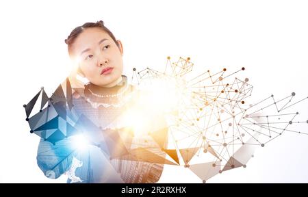 Pensiero e concetto creativo, donna asiatica d'affari che non pensa a nessuna idea per lavorare in ufficio su sfondo bianco, vivendo il mondo virtuale e tecnologico Foto Stock