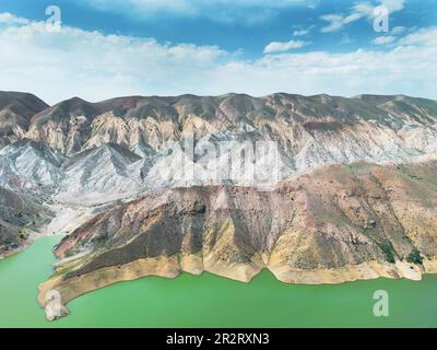 Vista aerea sul lago di montagna. Serbatoio acqua vista drone a valle di montagna. Bella vista dall'alto sulla superficie liscia blu del lago di montagna tra le h Foto Stock