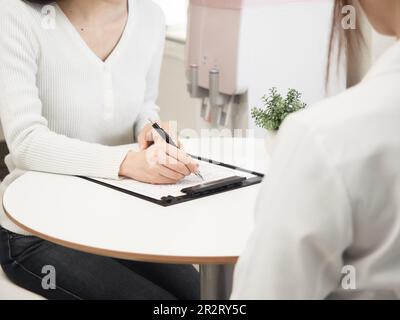 Donna giapponese che riceve consulenza Foto Stock