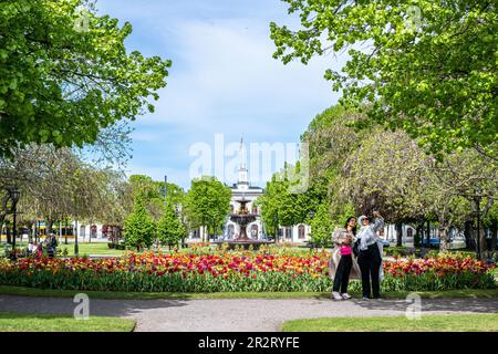 Carl Johans Park in una soleggiata giornata primaverile a Norrkoping. Norrkoping è una storica città industriale della Svezia. Foto Stock