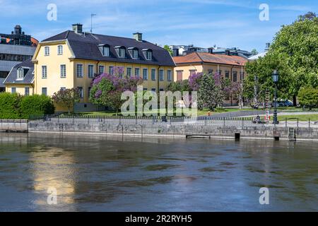 Carl Johans Park in una soleggiata giornata primaverile a Norrkoping. Norrkoping è una storica città industriale della Svezia. Foto Stock