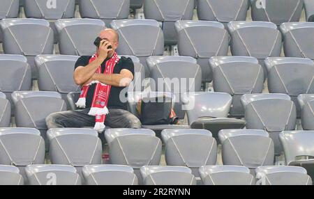 FCB Fan Sad nella partita FC BAYERN MUENCHEN - RB LEIPZIG 1.German Football League il 20 maggio 2023 a Monaco di Baviera, Germania. Stagione 2022/2023, giorno 33, 1.Bundesliga, FCB, München, 33.Spieltag. © Peter Schatz / Alamy Live News - LE NORMATIVE DFL VIETANO L'USO DELLE FOTOGRAFIE come SEQUENZE DI IMMAGINI e/o QUASI-VIDEO - Foto Stock