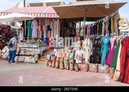 Negozio che vende abiti tradizionali arabi e souvenir a Khor Dubai (Dubai Creek), Dubai, Emirati Arabi Uniti Foto Stock