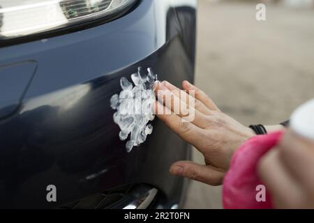 Pasta lucidante manuale per auto con panno in microfibra per la pulizia dei dettagli Valet vernice vernice per veicoli Foto Stock