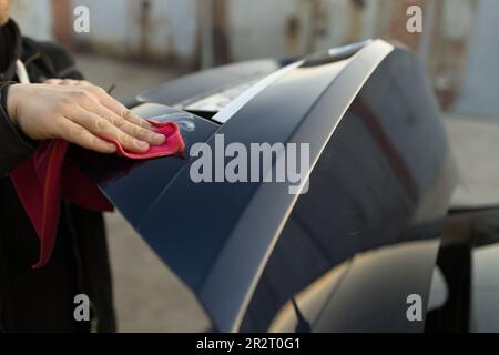 Pasta lucidante manuale per auto con panno in microfibra per la pulizia dei dettagli Valet vernice vernice per veicoli Foto Stock