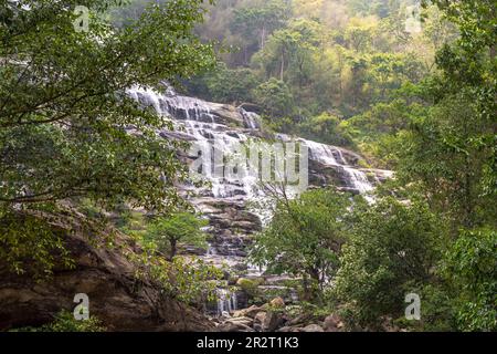 Mae Ya Wasserfall im Doi Inthanon Nationalpark bei Chom Thong, Chiang mai, Thailandia, Asien | cascata di Mae Ya al Parco Nazionale di Doi Inthanon vicino a C. Foto Stock