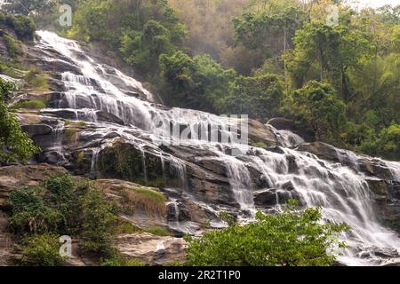 Mae Ya Wasserfall im Doi Inthanon Nationalpark bei Chom Thong, Chiang mai, Thailandia, Asien | cascata di Mae Ya al Parco Nazionale di Doi Inthanon vicino a C. Foto Stock