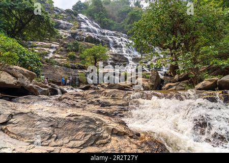 Mae Ya Wasserfall im Doi Inthanon Nationalpark bei Chom Thong, Chiang mai, Thailandia, Asien | cascata di Mae Ya al Parco Nazionale di Doi Inthanon vicino a C. Foto Stock