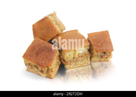 Martabak manis isolato su sfondo bianco. Spuntini indonesiani tradizionali, popolari con sapori dolci e morbidi e vari tipi di ripieni Foto Stock