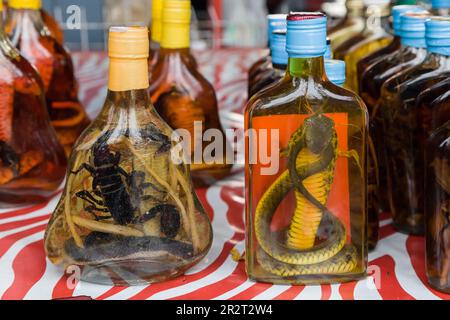 Lao-Lao whisky con serpente e scorpione in mostra al mercato dell'isola di Don Sao, Triangolo d'Oro, Laos. Foto Stock