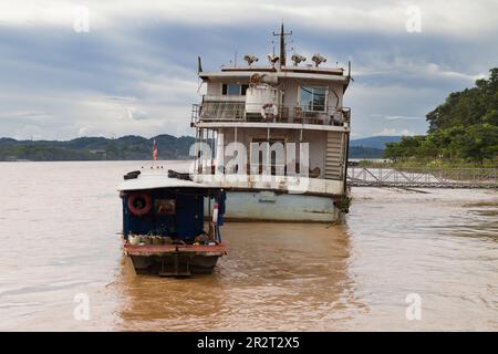 Vecchia nave ormeggiata sull'isola di Don Sao, Laos. Foto Stock
