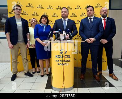 Praga, Repubblica Ceca. 20th maggio, 2023. (L-R) Vice governatore della Boemia Meridionale Frantisek Talir, vice presidente della KDU-CSL Sarka Jelinkova, eurodeputato Michaela Sojdrova, presidente della KDU-CSL Marian Jurecka, eurodeputato Tomas Zdechovsky e vicepresidente della KDU-CSL Jan Bartosek durante la conferenza stampa dopo la nomina della KDU-CSL, 20 maggio 2023 a Praga. Credit: Katerina Sulova/CTK Photo/Alamy Live News Foto Stock