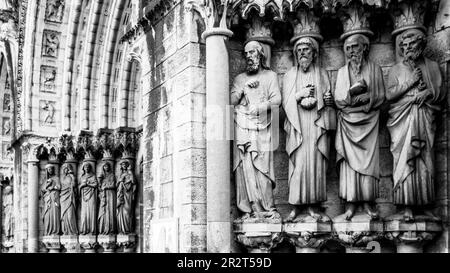 Immagini scultoree degli apostoli sulla facciata della cattedrale anglicana di Cork, Irlanda. Immagine in bianco e nero. Monocromatico. Cathe di Saint fin barre Foto Stock