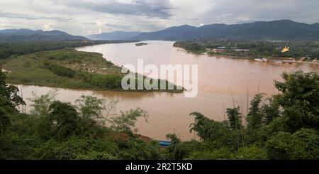 Confluenza dei fiumi Ruak e Mekong dal punto di vista del Triangolo d'Oro a SOP Ruak, Thailandia. Foto Stock