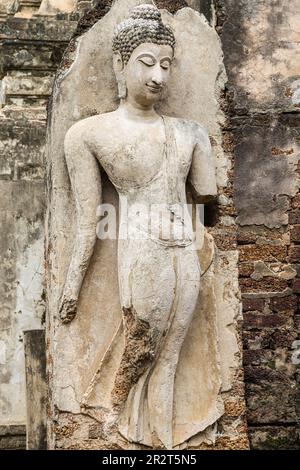 Buddha in piedi a Wat Phra si Rattana Mahathat in si Satchanalai, Thailandia. Foto Stock