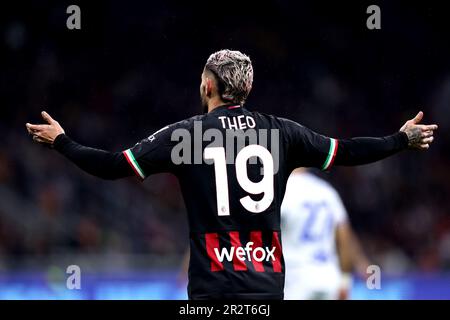 Milano, Italia. 20th maggio, 2023. Theo Hernandez di AC Milan gesta durante la Serie Una partita di calcio tra AC Milan e UC Sampdoria allo Stadio Giuseppe Meazza il 20 maggio 2023 a Milano. Credit: Marco Canoniero/Alamy Live News Foto Stock