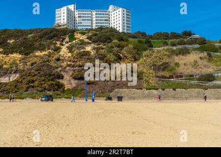 Boscombe, Regno Unito - Aprile 29th 2023: Bournemouth Beach si affaccia sugli Albany Apartments. Foto Stock