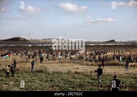 Gaza, Palestina. 18th maggio, 2023. I Palestinesi si riuniscono durante la ''marciabandiera'' palestinese lungo il confine con Israele ad est di Gaza City, in risposta alla marciabandiera israeliana annuale in occasione della ''giornata di Gerusalemme' (Credit Image: © Yousef Masoud/SOPA Images via ZUMA Press Wire) SOLO PER USO EDITORIALE! Non per USO commerciale! Foto Stock