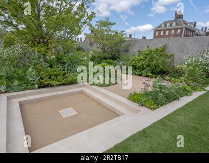 Royal Hospital Chelsea, Londra, Regno Unito. 21 maggio 2023. Anteprima prima dell'apertura del RHS Chelsea Flower Show (22-27 maggio), il più grande spettacolo di fiori del mondo. Immagine: RBC Brewin Dolphin Garden, Show Garden. Progettista: Paul Hervey-Brookes. L'RBC Brewin Dolphin Garden trae ispirazione creativa dal modo in cui la conoscenza viene trasmessa di generazione in generazione e interpretata per il mondo moderno. L'ispirazione del giardino è quella di una giovane coppia che ha preso l'esperienza e l'esperienza dei loro nonni per fare un giardino che esprime i loro ideali di longevità, biodiversità e habi Foto Stock