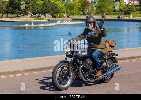 Poole, Dorset, Regno Unito. 21 maggio 2023 Bournemouth and Poole Distinguished Gentlemen's Ride è un evento annuale, uno dei tanti in tutto il mondo, per raccogliere fondi e sensibilizzare sulla salute degli uomini. Durante il loro viaggio, centinaia di moto, molte vintage, attraversano Poole Park sulla strada per Bournemouth con molti dei loro piloti vestiti in modo appropriato, in stile retrò cravatte, baffi e tweeds in una bella giornata di sole. Crediti: Carolyn Jenkins/Alamy Live News Foto Stock