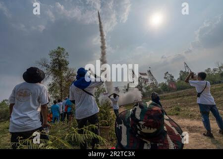 Yasothon, Yasothon, Thailandia. 21st maggio, 2023. I partecipanti al Festival guardano come un razzo in PVC fatto in casa vola in aria in un campo a Yasothon, Thailandia durante l'annuale festival del razzo Issan. Il festival culmina con il lancio di decine di grandi razzi fatti in casa, che si crede in tempi passati per accelerare l'arrivo della stagione delle piogge. La città di Yasothon è nota per il più grande festival fai Bang Bang, con piccoli eventi che si svolgono in tutta la Thailandia nord-orientale. (Credit Image: © Adryel Talamantes/ZUMA Press Wire) SOLO PER USO EDITORIALE! Non per USO commerciale! Foto Stock