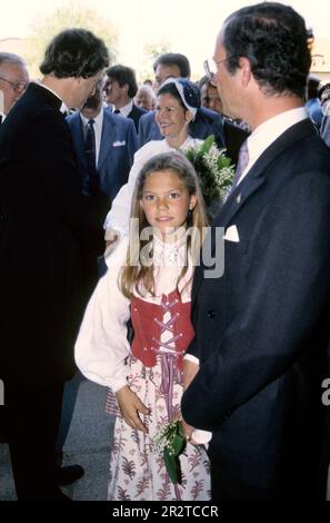 LA PRINCIPESSA CORONA VITTORIA vestita in costume folcloristico insieme al Re Carlo XVI Gustaf e alla Regina Silvia Foto Stock
