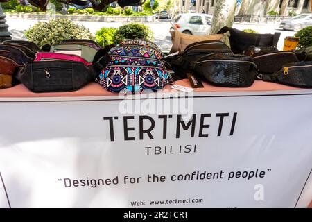 Tertmeti marche locali pelletteria venduta in uno stand del mercato di strada Tbilisi. Mercato di strada su Rustaveli Ave Tbilisi Georgia Foto Stock