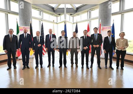 Da sinistra a destra, l'Ambasciatore d'Italia in Giappone Gianluigi Benedetti, il Presidente del Consiglio europeo Charles Michel, il Cancelliere tedesco OLAF Scholz, Stati Uniti Il presidente Joe Biden, il primo ministro giapponese Fumio Kishida, il presidente ucraino Volodymyr Zelensky, il presidente francese Emmanuel Macron, il primo ministro canadese Justin Trudeau, il primo ministro britannico Rishi Sunak e il presidente della Commissione europea Ursula von der Leyen propongono per una foto di gruppo domenica 21 maggio 2023, Durante l'ultimo giorno di un summit del G-7 di tre giorni a Hiroshima, in Giappone. L'ultimo giorno del vertice del Gruppo dei sette leader è Foto Stock