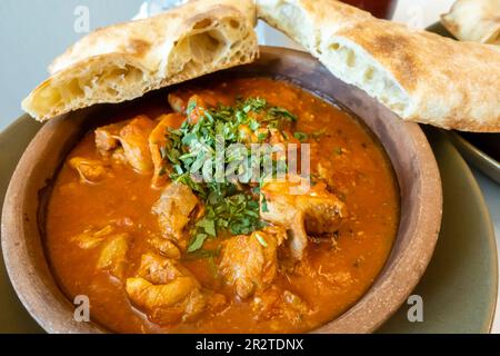 Chakhokhbili georgiano - piatto tradizionale georgiano di pollo stufato, pomodoro con erbe fresche Foto Stock