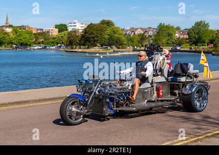 Poole, Dorset, Regno Unito. 21 maggio 2023 Bournemouth and Poole Distinguished Gentlemen's Ride è un evento annuale, uno dei tanti in tutto il mondo, per raccogliere fondi e sensibilizzare sulla salute degli uomini. Durante il loro viaggio, centinaia di moto, molte vintage, attraversano Poole Park sulla strada per Bournemouth con molti dei loro piloti vestiti in modo appropriato, in stile retrò cravatte, baffi e tweeds in una bella giornata di sole. Crediti: Carolyn Jenkins/Alamy Live News Foto Stock