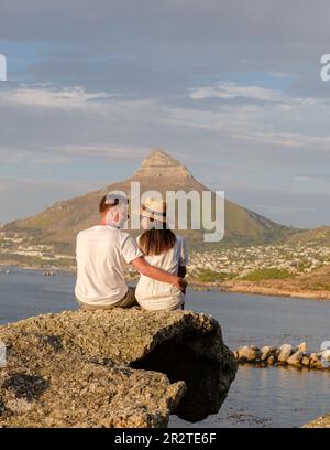 Bella spiaggia di sabbia bianca Noordhoek lungo Chapman's Peak Drive Città del Capo Sud Africa. Noordhoek Beach Città del Capo. Uomo e donna ai margini di una spiaggia Foto Stock