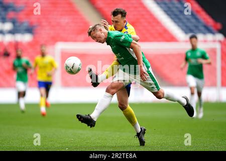 Christian Smail (a destra) di Newport Pagnell Town e Harry Grant di Ascot United combattono per la palla durante la finale di vaso Isuzu fa allo stadio di Wembley, Londra. Data immagine: Domenica 21 maggio 2023. Foto Stock