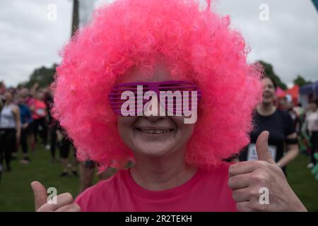 Glasgow, Scozia, Regno Unito. 21st maggio, 2023. Fundraisers che partecipano all'evento annuale di beneficenza Race for Life che quest'anno celebra 30 anni. La gara include una scelta di 3k, 5k o 10k corse per le strade della città, a partire e finire a Glasgow Green, per raccogliere fondi a favore della ricerca sul cancro UK. Credit: SKULLY/Alamy Live News Foto Stock