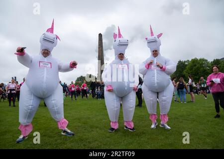 Glasgow, Scozia, Regno Unito. 21st maggio, 2023. Fundraisers che partecipano all'evento annuale di beneficenza Race for Life che quest'anno celebra 30 anni. La gara include una scelta di 3k, 5k o 10k corse per le strade della città, a partire e finire a Glasgow Green, per raccogliere fondi a favore della ricerca sul cancro UK. Credit: SKULLY/Alamy Live News Foto Stock